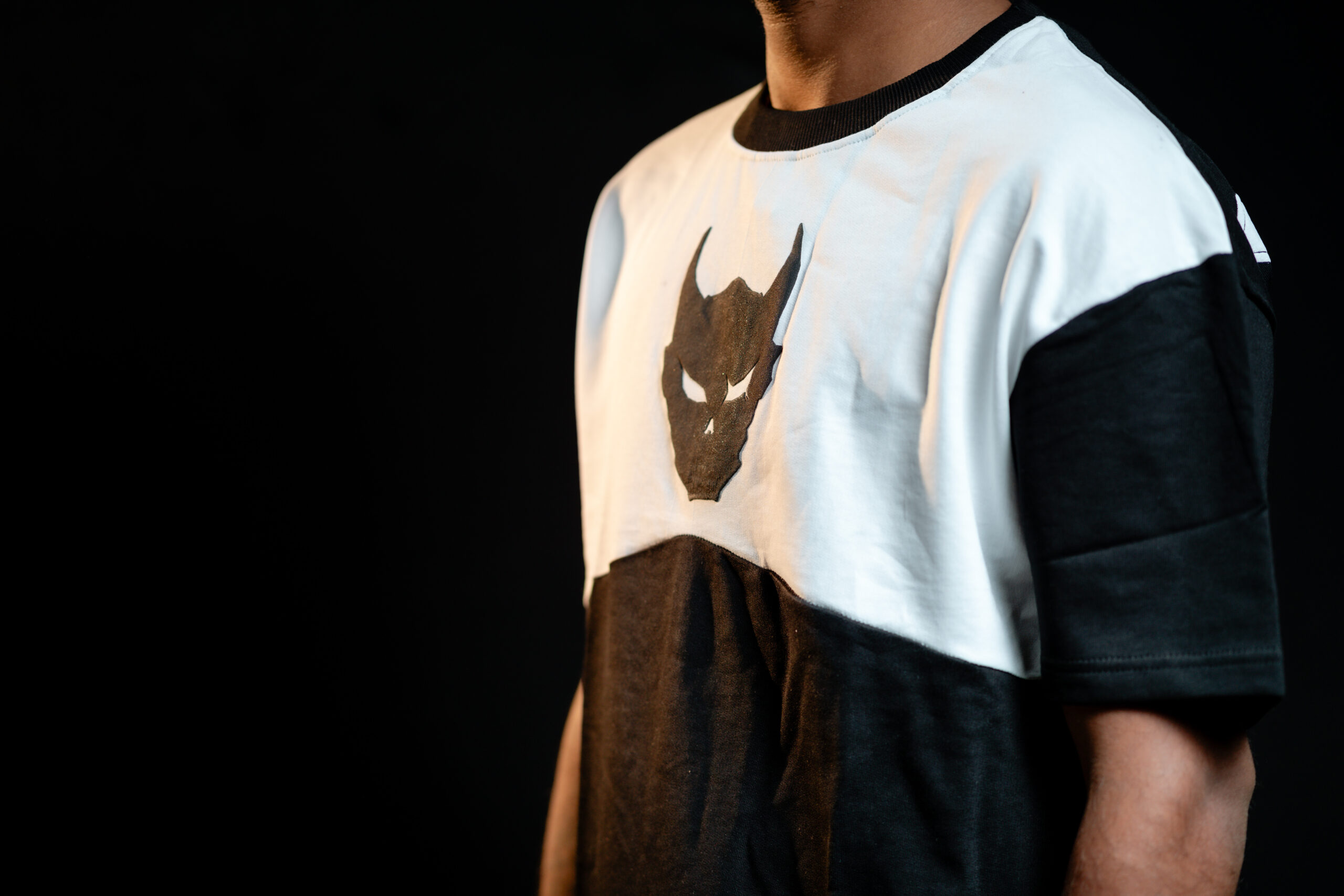 Kaiju 8 - White Premium Oversized - Image 2